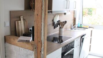 Jääkaappi, uuni, liesi, astianpesukone