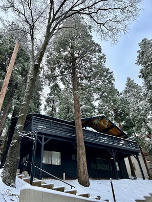 Exterior - Fam+Pet Friendly Modern Meets Cozy Fall Chalet Firepit 1 mile from Lake Gregory (Crestline)