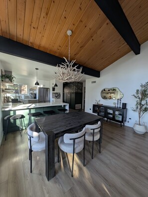 Dining - Fam+Pet Friendly - Peaceful Cozy Chalet Near Town (Crestline)
