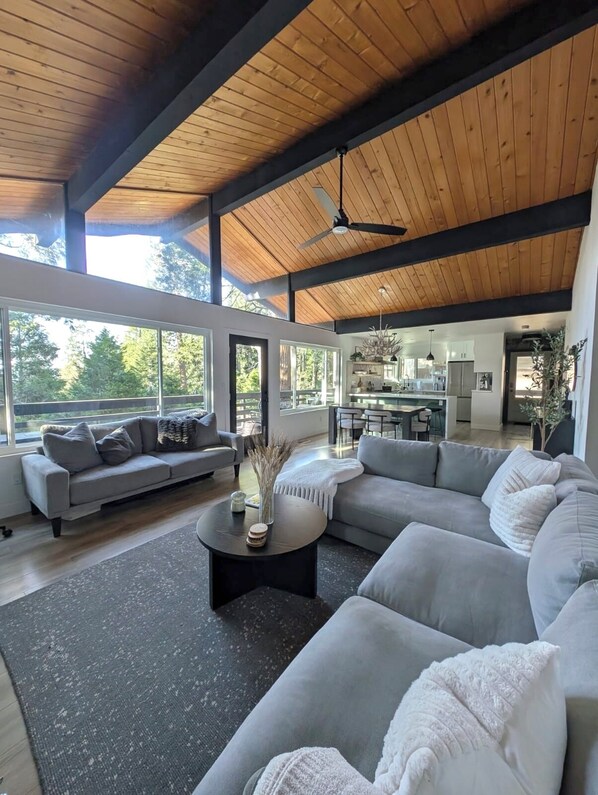 TV, fireplace - Fam+Pet Friendly Modern Meets Cozy Fall Chalet Firepit 1 mile from Lake Gregory (Crestline)