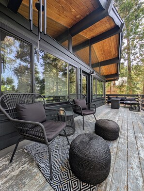 Terrace/patio - Fam+Pet Friendly Modern Meets Cozy Fall Chalet Firepit 1 mile from Lake Gregory (Crestline)
