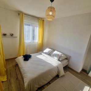 3 bedrooms, desk, iron/ironing board, free WiFi