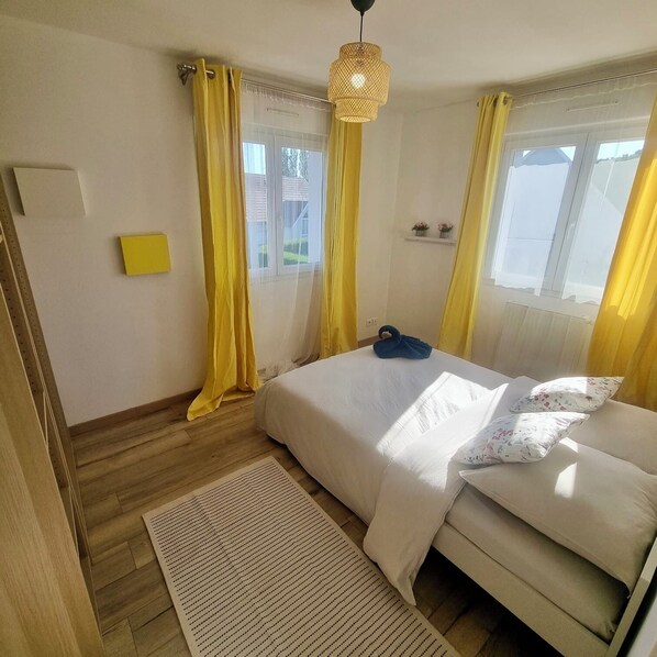 3 bedrooms, desk, iron/ironing board, free WiFi