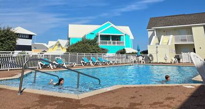 Cozy 1-bedroom condo in Hatteras with AC, WiFi, pool, walk to restaurants