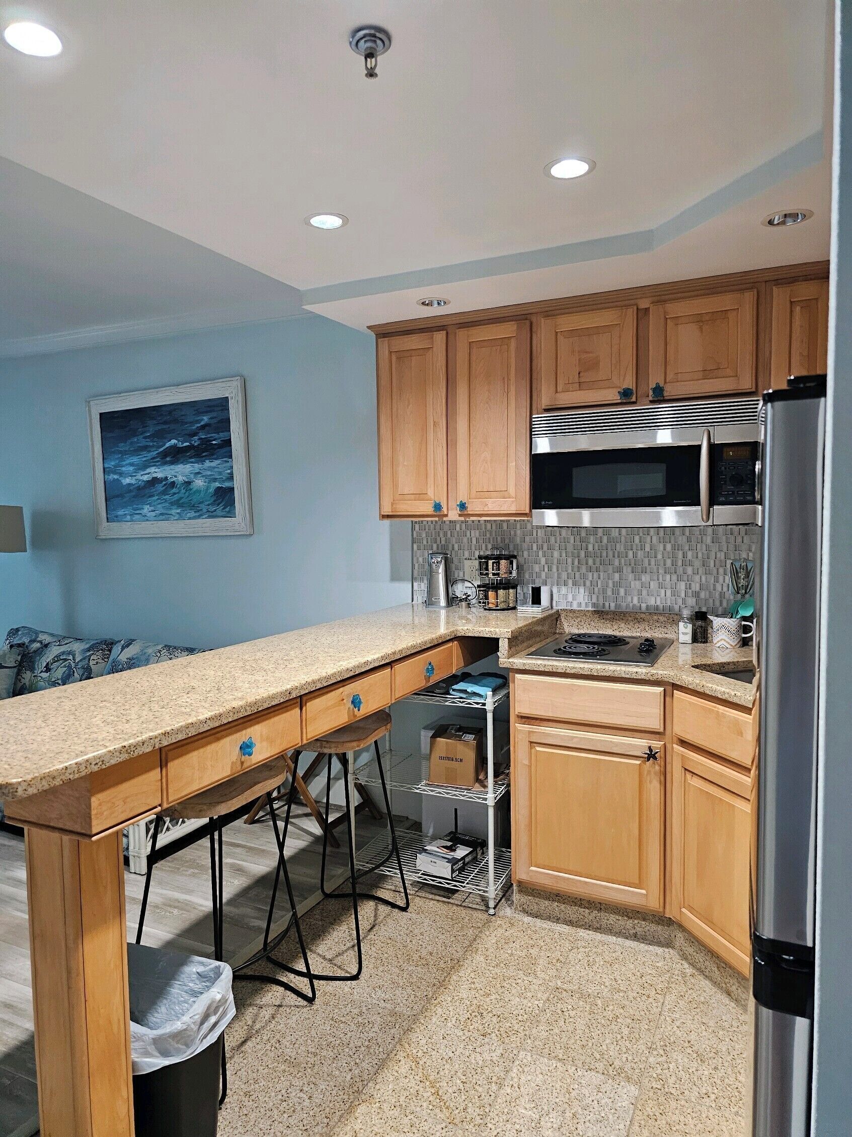 Jääkaappi, mikroaaltouuni, uuni, liesi