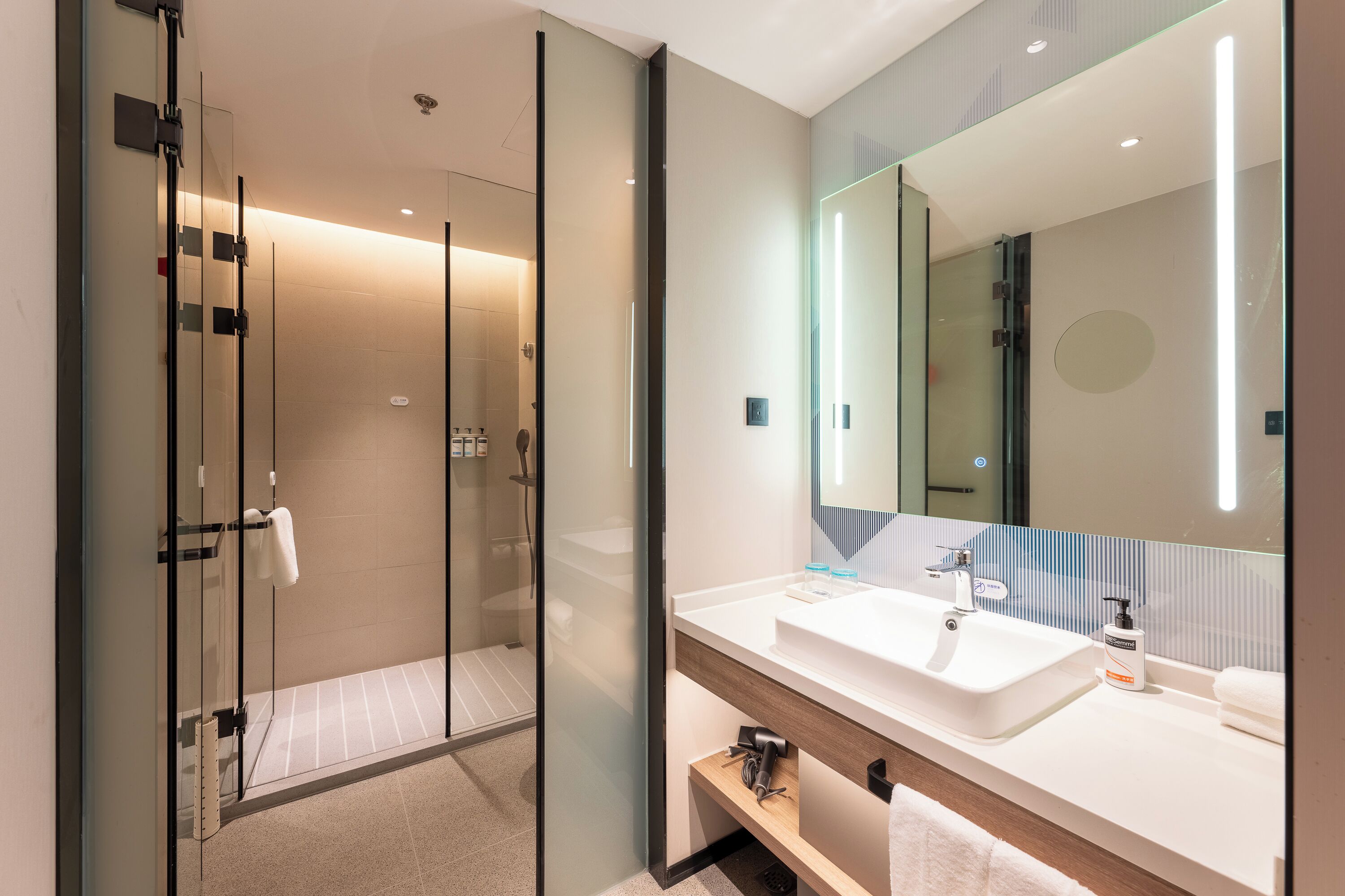 Photo - Holiday Inn Express Shanghai Jing'an Temple by IHG