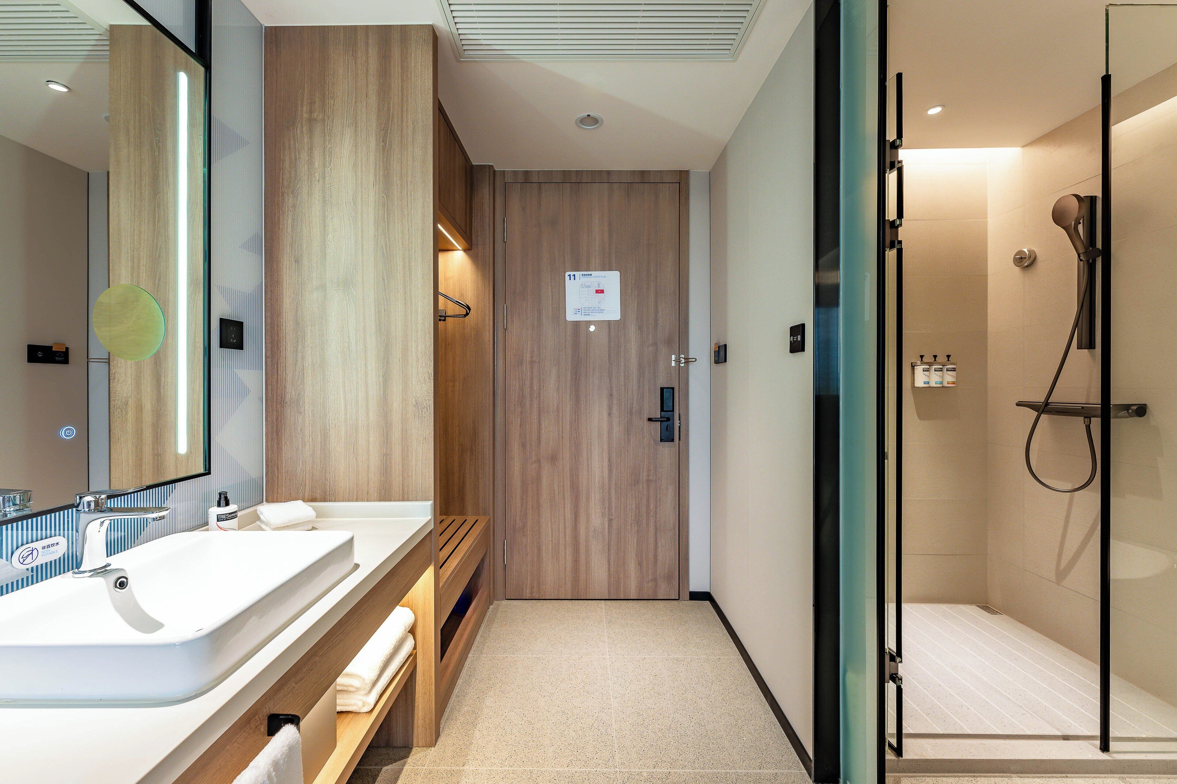 Photo - Holiday Inn Express Shanghai Jing'an Temple by IHG