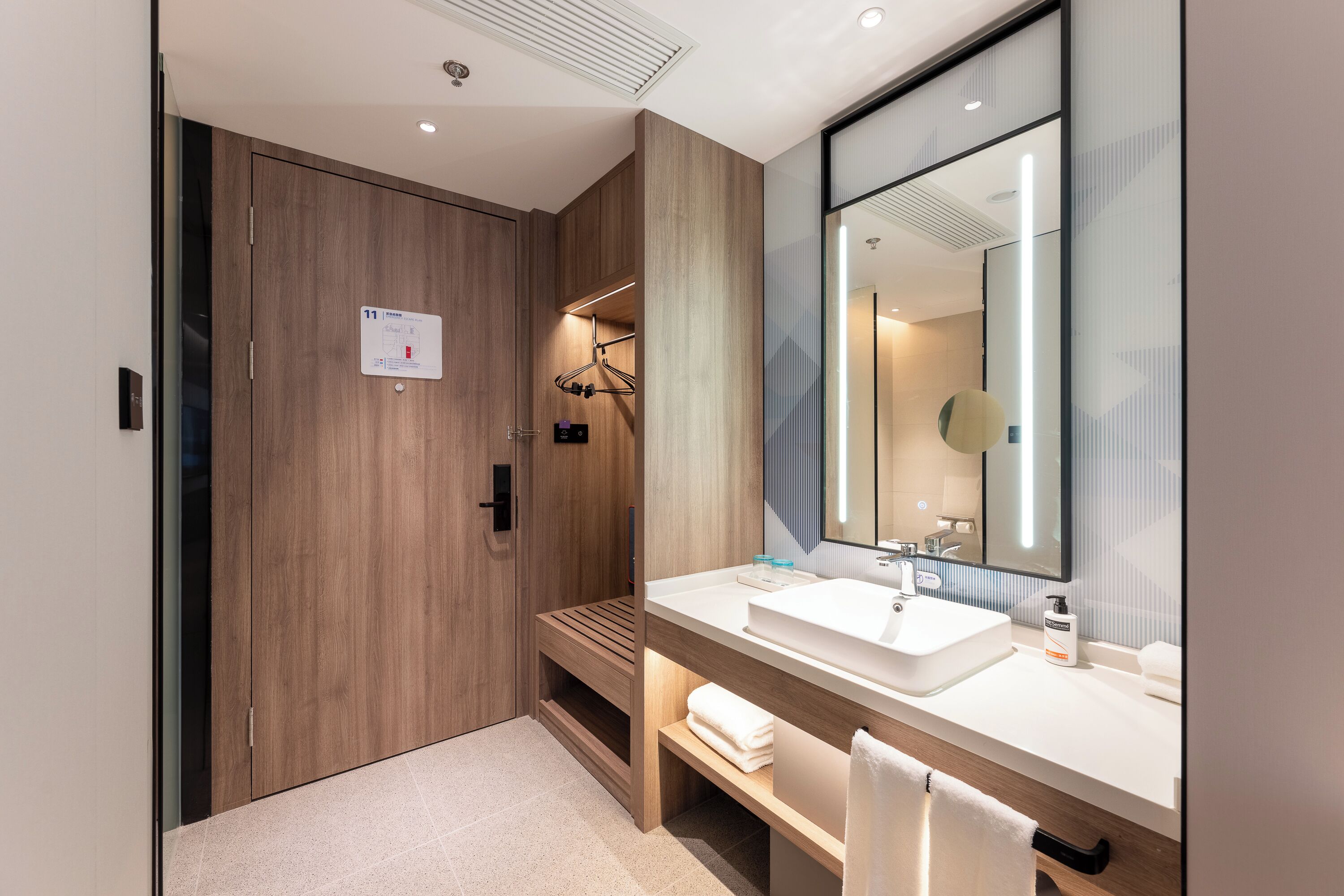 Photo - Holiday Inn Express Shanghai Jing'an Temple by IHG