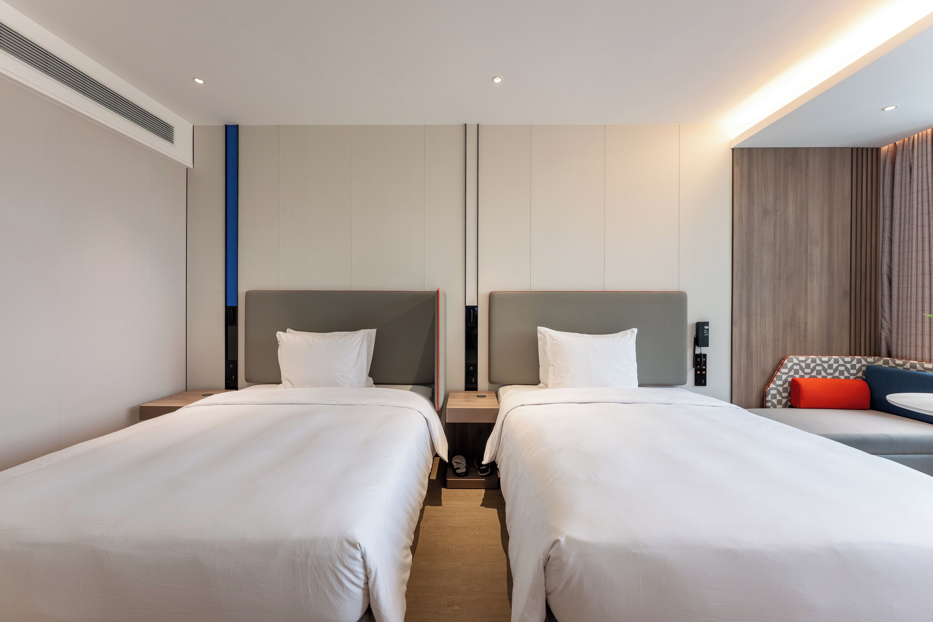 スタンダード ルーム シングルベッド 2 台 (Extra Floor Space) | 高級寝具、羽毛の掛け布団、デスク、ノートパソコン用作業スペース