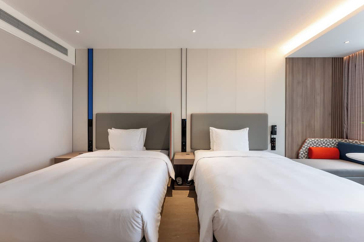Habitación estándar, 2 camas individuales (Extra Floor Space) | 1 habitación, ropa de cama de alta calidad, edredón y escritorio