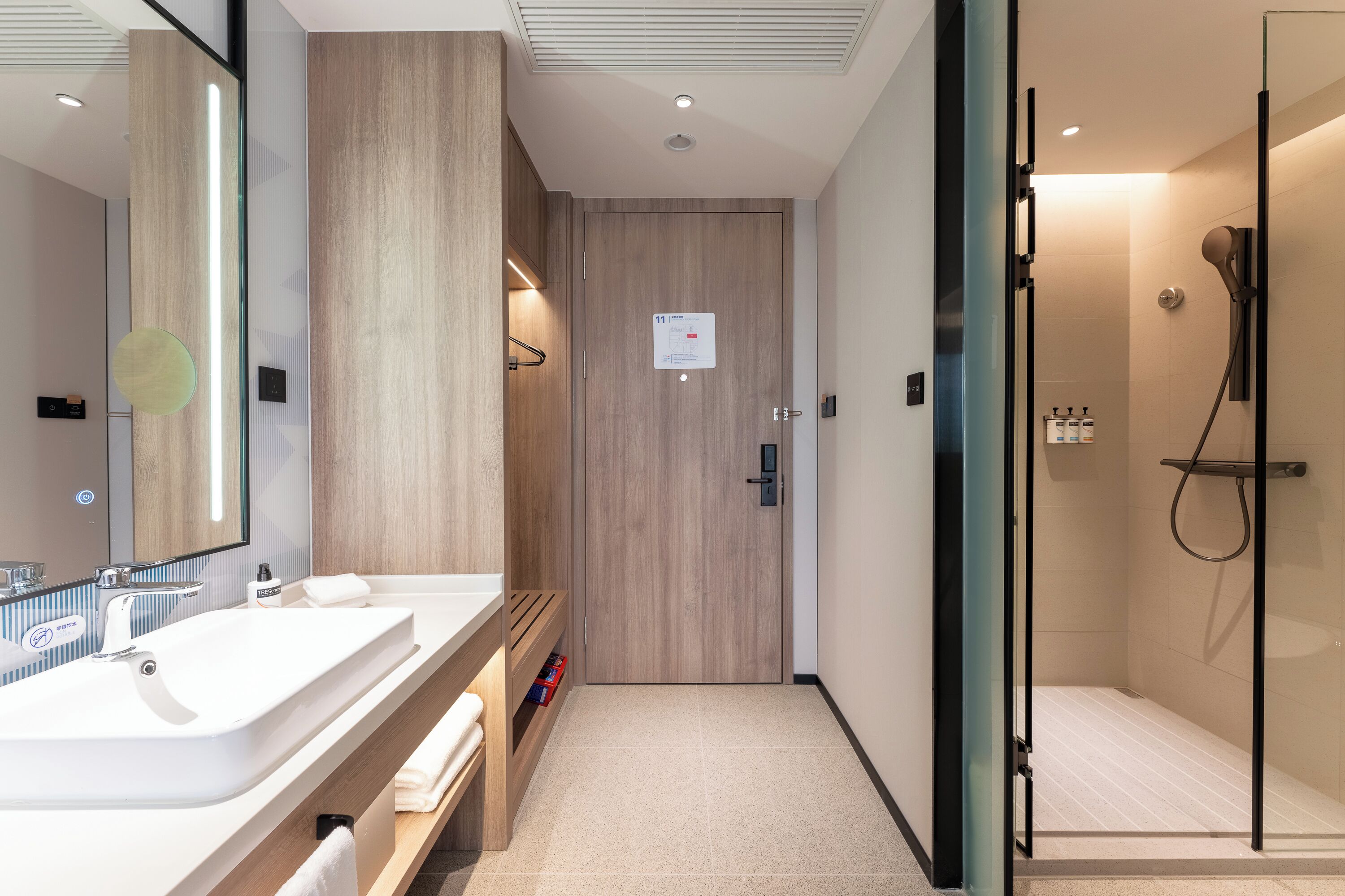 Photo - Holiday Inn Express Shanghai Jing'an Temple by IHG