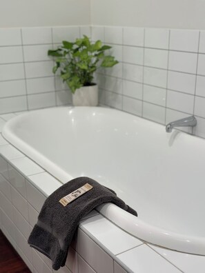 Shower, hair dryer, towels, soap - Stay on Jackson - quiet retreat in the centre on Petone (Lower Hutt)