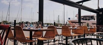 Ivy Cottage, Sleeping 4 with garden & nearby beaches & Chichester