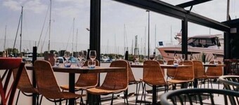 Ivy Cottage, Sleeping 4 with garden & nearby beaches & Chichester