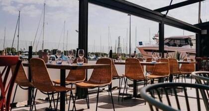 Ivy Cottage, Sleeping 4 with garden & nearby beaches & Chichester