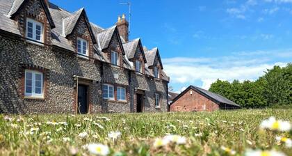 Ivy Cottage, Sleeping 4 with garden & nearby beaches & Chichester
