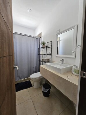 Serviettes fournies, papier toilette