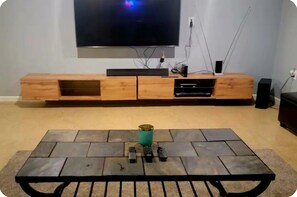 Interior - Charming 3-bedroom house with AC, WiFi in Clinton Township (Clinton Township)