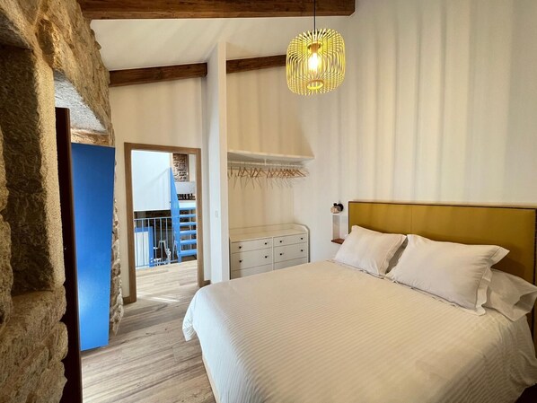 2 chambres, fer et planche à repasser, literie fournie