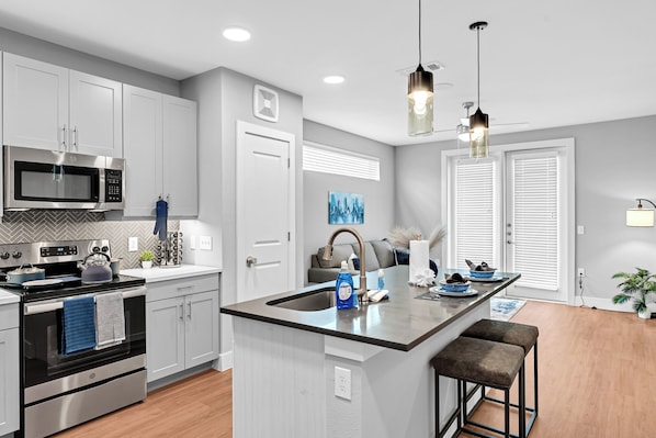 Een koelkast, een microgolfoven, een oven, een kookplaat