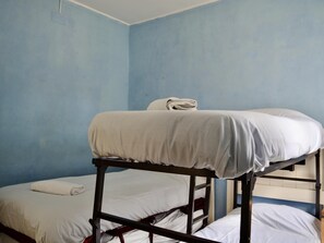 3 bedrooms, iron/ironing board, Internet, bed sheets