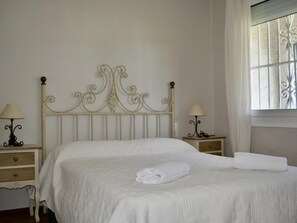 6 bedrooms, iron/ironing board, internet, bed sheets