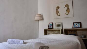 3 slaapkamers, een strijkplank/strijkijzer, internet, beddengoed