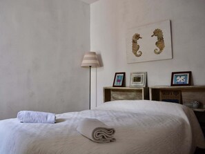 3 habitaciones, tabla de planchar con plancha y acceso a internet 