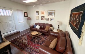 Smart TV, fireplace, books - Carriage House Casita-short walk to the plaza. 30 day rental. (Santa Fe)