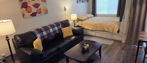 1 slaapkamer, een strijkplank/strijkijzer, gratis wifi, beddengoed