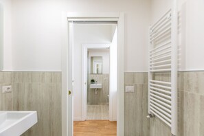 Dusche, Haartrockner, Bidet