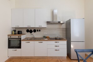 Frigorífico, horno, placa de cocina y lavavajillas