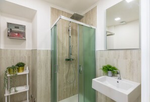 Dusche, Haartrockner, Bidet, Handtücher