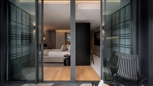 Un intérieur moderne avec un lit, un bureau et une chaise.