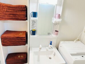 Jetted bath, hair dryer, bidet, towels - Ueno Yuyuhouse／Entire 1LDK／Ueno Station／Direct to the airport／free parking・wifi (Taito)