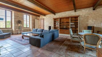 Télévision, cheminée, baby-foot, table de tennis de table