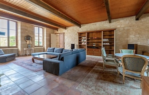 TV, peis, fotballspill og bordtennis