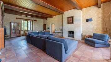 Televisie, een open haard, tafelvoetbal en een tafeltennistafel