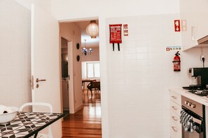 Microwave, coffee/tea maker, cookware/dishes/utensils - Kalathos House 2 (Lisbon)