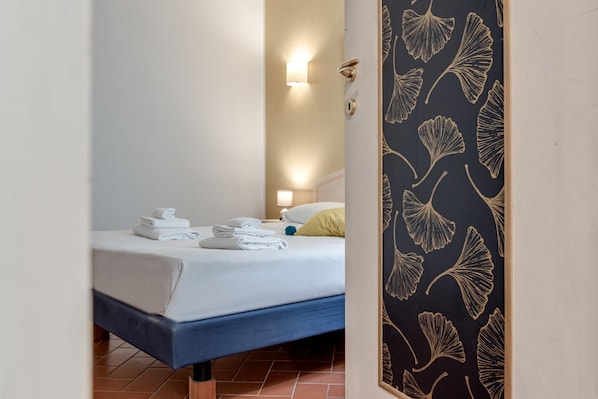 1 dormitorio, tabla de planchar con plancha, wifi y ropa de cama