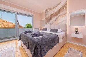 4 habitaciones, tabla de planchar con plancha, wifi y ropa de cama 