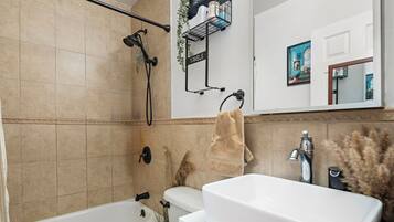 Jetted tub, hair dryer, bidet, towels