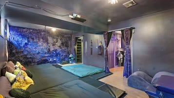 2 bedrooms, desk, WiFi, bed sheets