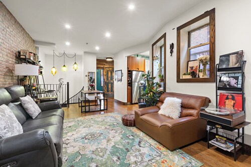 Haüs of Bliss: A Luxe, 2- Story Condo w/ Hottub 20min from Manhattan & Metlife