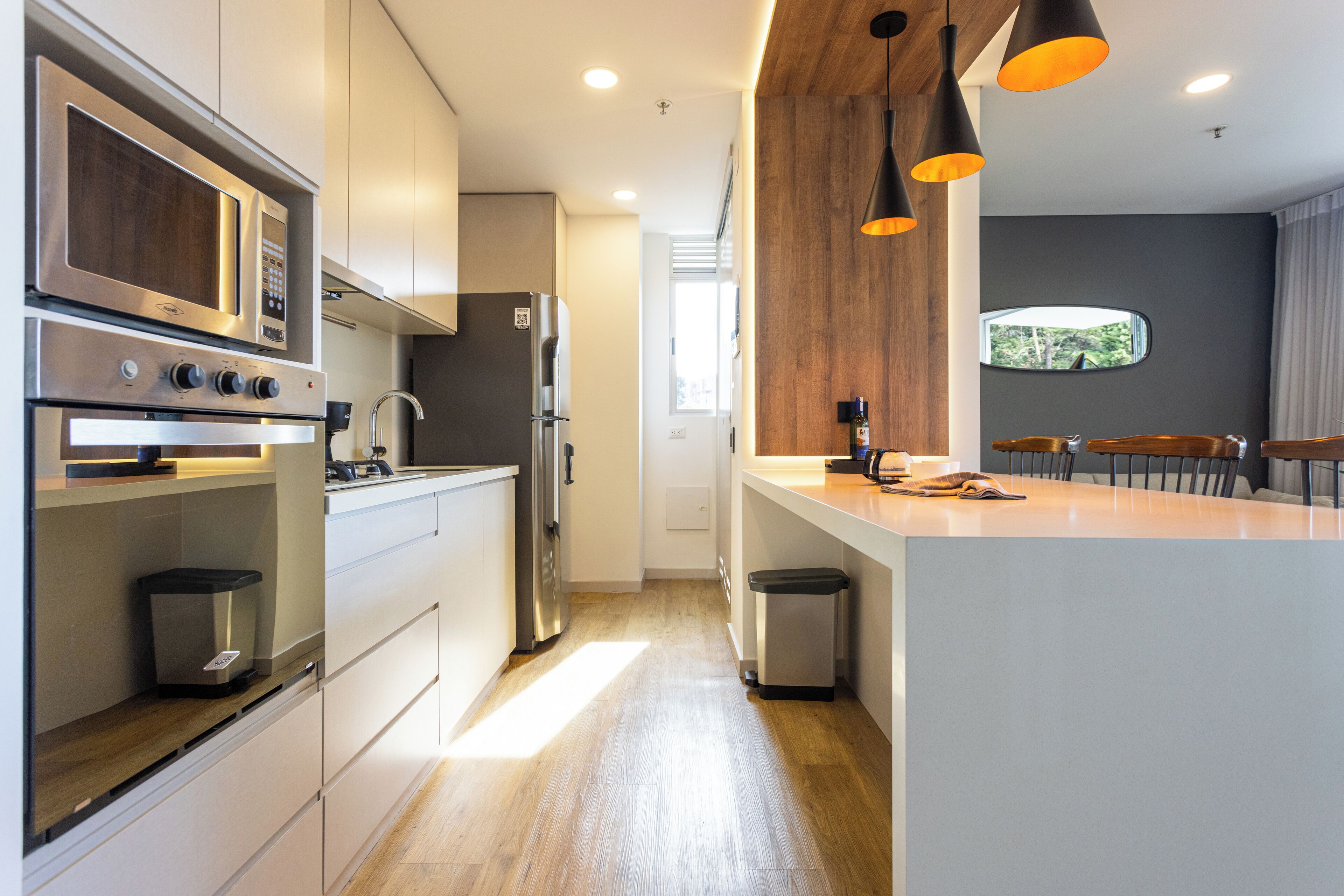 Refrigerador, microondas, horno y parrilla de estufa 