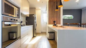 Refrigerador, microondas, horno y parrilla de estufa