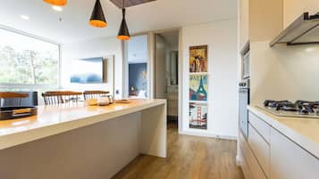 Frigorifero, microonde, forno, piano cottura