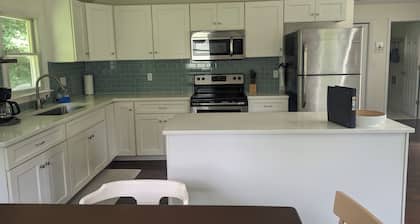 Tranquil 1 bedroom cottage with King size bed & Fireplace in charming Bethel, CT