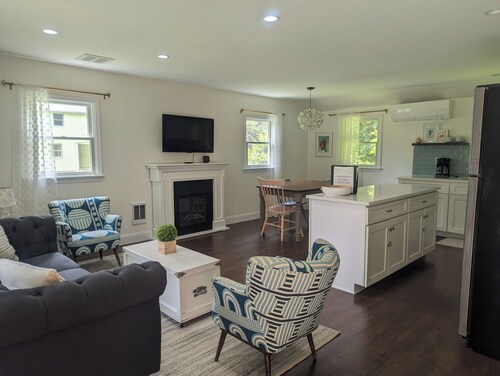 Tranquil 1 bedroom cottage with King size bed & Fireplace in charming Bethel, CT