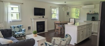 Tranquil 1 bedroom cottage with King size bed & Fireplace in charming Bethel, CT